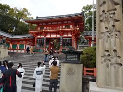 八坂神社西楼門
何気なく門を潜り抜けて通り過ぎてしまいがちだけど
八坂神社最古の建造物で1497年に再建されたもの
いつ見てもこのあたりは観光客が多い

