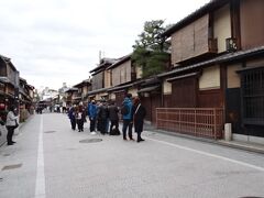 今度は祇園の南（四条通南側）にある花見小路
お料理屋さんやお茶屋さんが並んでいる界隈
お茶屋さんの前では、舞妓さんの出待ちだろうか、たくさんのカメラ小僧（おじさん）が待っている、出てくる時刻を把握できるようだね

一本裏道に入るとさらに風情ある家並みがあるけど、プライバシー保護のため写真は禁止になっていた