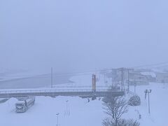 三日目、目ざめたときにはかなり吹雪いていました。
最近の北海道では多少の荒天でもバスは動きますがＪＲは止まることが多く、幌延までは行けても幌延から札幌まで乗車予定の【サロベツ4号】が平常運行するか不安になります。もっとも、これを恐れていたら冬の北海道を鉄道で旅することができません。幌延ならばJRが止まっていても札幌ゆきの高速バスはぼろ号が運行していたら札幌に戻ることができるので、列車運休の不安には目をつむります。