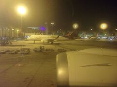 バンコクスワンナプーム国際空港に到着！
そうそう！ここで旅行会社のkkdayを通して「ファーストトラックサービス」を依頼していたんだっけ(^_-)-☆。

連絡取れるようにスマホの設定をタイ国内に通じるようにしておきます。
これで良しと！

熱気が窓に伝わってきました(@￣□￣@;)！！