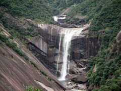 14:56 千尋の滝
巨大な一枚岩を流れ落ちる滝が展望台から見えた