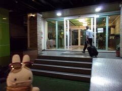 ドライバーさんに荷物を持つ前にここでも20バーツ(≒80円)と機内でいただいたペットボトルのお水を添えてチップとして渡します。
「あんた、ドライバーさんも機嫌良さそうよ♪」と相方が驚いてるようですが？
