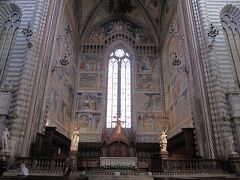 イタリアにおけるゴシック建築の中でミラノ、シエナと3本の指に入る教会で、1290年に ”ボルセーナの奇跡” の聖遺物を祀るために建設が始まり、多くの建築家や彫刻家、画家によって3世紀にもわたり進められたそうです。内部は床、壁面とも白と濃いグレーの石が交互に組まれていて、独特な雰囲気でした。

中央祭壇の背後は ”マリアの生涯” のフレスコ画で飾られています。