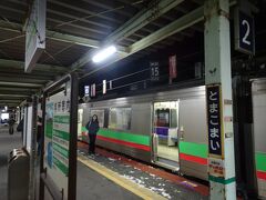 10分ほど遅れて苫小牧の普通列車が来きました、19:24、再び苫小牧駅に駅に到着しました