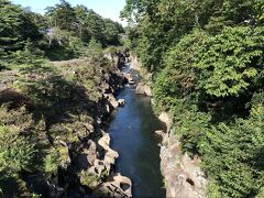 説明書きがある看板の近くにある橋を渡るのですが、橋の途中で美しい景観が歓迎してくれます。