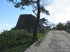 緩やかな坂道を登ると城跡に近づいてきました。城壁の1部が残っています。