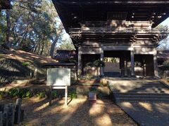 日和山公園に隣接する日枝神社の隋神門．とても立派な門です．