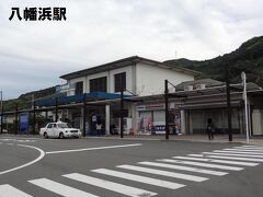 12:24
ハァハァハァ‥
八幡浜駅へ走ります。

ただでさえ時間がないのに、余裕ぶっこいてスーパーに寄っていたら、列車の時間まであと3分！
急げぇ～