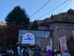 宿を出発し、最初の観光は富士山パノラマロープウェイで山の上から富士山を臨みます。朝早く来たけど既に人が多い！