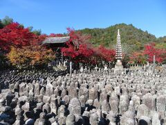 あだし野念仏寺。境内にまつる多くの石仏・石塔は、あだし野一帯に葬られた人々のお墓で、何百年という歳月を経て無縁仏と化し、あだし野の山野に散乱埋没していたのを、明治中期に地元の人々の協力を得て集め、極楽浄土で阿弥陀仏の説法を聴く人々になぞらえ配列安祀してあるそうだ。