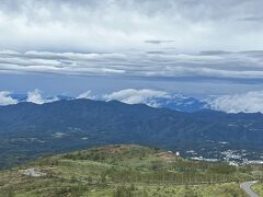 草津から滋賀草津高原ルートへ。
このルートは草津から硫黄の匂いのする荒々しい火山地帯を抜けて、
白根山の脇を通る雄大な景色の中を駆け抜ける、天空をかけていくような道路です。

途中の休憩できる駐車場から草津の街が見えます。
風が強くて寒い日で、のんびり風景を眺めることができないくらいです。