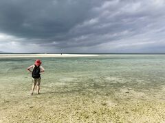 星の砂を少し拾いつつコンドイ浜へ。雲はあるが日差しあって明るい。引き潮のため遠浅の海、サンダル濡らしながら歩く。