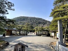 徳島を通過し香川にはいって高松方面へ。前回の香川・愛媛旅で訪れることができなかった栗林公園へ。
