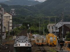 大洲城をバックに走る宇和島発キハ185系