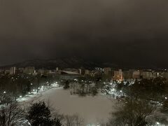 今日の宿も一昨日に泊まった札幌パークホテルです。
今夜は上層階のツインルームに割りふられました。正当な料金で宿泊していないため部屋の写真は撮影していませんが、眼下に中島公園、正面に手稲などの山々を一望でき、眺望は抜群です。部屋にはネスプレッソもあって、いかにも高級ホテルのツインルームらしい雰囲気でした。今日もビジネスホテルのような泊まり方しかできませんが、のんびり札幌に滞在できるときがあれば奮発したい……と思わせる部屋でした。
この日の夕食は何度かお邪魔しているススキノの「いそ舟」という炉端焼き中心のお店。電話したうえで19時半に伺いましたが、ヘタすれば入れなかったほどにぎわっていました。安定的においしいものをリーズナブルにいただけるので気に入っています。写真が無くて申し訳ございません。