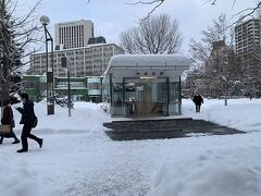 パークホテルまで地下鉄で行く場合には、中島公園駅の真駒内方にある3番出入口を利用するのが便利です。ホテルエントランスのすぐ横にあって距離が近いことはもちろんですが、ホームから地上までエスカレーターが連続しているので便利です。