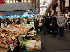 金沢の駅を降りてまずは観光案内所でバスの１日チケットを６００円でゲット。
最初に向かった先は近江町市場。
まだ朝１１時前のため市場の通りは賑わっています。