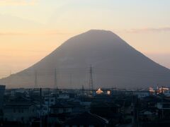 予讃線に入ると右車窓に香川県の山を象徴するような形の讃岐富士こと飯野山（標高421.9m）が見えて来ました。

この山の形…… ?

香川県では多くの山がこんな形をしていますが、昔「まんが日本昔話」でよく見たおむすび山です。それもそのはず、その原作、演出、作画などを手掛けられた童話作家池原昭治の生まれ故郷が高松市だそうなので、納得できます。