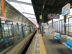 宇多津駅に到着しました。この駅で岡山からくる「しおかぜ3号」と連結されます。

なぜ児島駅から「しおかぜ3号」に乗車せず、わざわざ早い時間の「マリンライナー5号」で坂出駅を経由したかというと、マリンライナーの展望席への乗車とこの連結作業を見るためです。

列車から降り、連結作業を見に行きます。