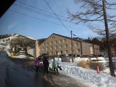 万座温泉・万座高原ホテルに到着しました
　矢張り回り一面の雪景色になっており、外は結構冷え冷えとして寒さが応えます