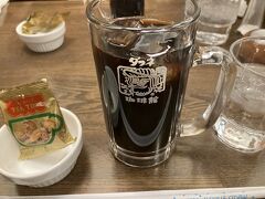 JR名古屋駅構内で各々お土産を購入し、最後にダフネ珈琲館へ・・
アイスコーヒーに豆菓子が付いてきたので、すかさず一斉に～スマホ撮影しました(笑)
