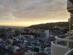 おはようございます
07:00頃　起床します
伊東温泉ホテルジュラク　本館です
素晴らしい　景色ですね