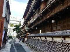 これが古い旅館の　東海館です
建物の見学と　カフェがあります
今日は週末なので　温泉も入れるそうです