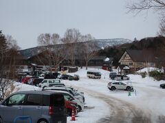 万座高原ホテルの前にはスキー場もあり、多くの車も駐車していました
