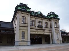 門司港駅は、大正3年（1914年）に建造され、昭和63年（1988年）に鉄道駅として初めて国の重要文化財に指定されました。
老朽化や耐震補強のため2012年から補修工事が行われ、2019年に大正時代当時の姿に復元しました。