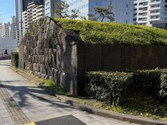 地下鉄泉岳寺駅A4の出口を上がって左に行くと、高輪大木戸跡が見えてきます。

随分と立派なものです。木戸もさぞかし大きい物だったんでしょうね。