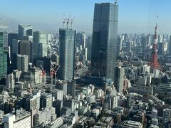六本木ヒルズはできあがってすぐのころ、スカイデッキにのぼったことがりますが、屋内展望台のシティビューは初めて。
東京タワーが見えます。
建設中のビルも。