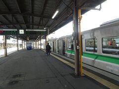 08:22、特急北斗4号は東室蘭に７分遅れて到着、乗継の08:20発室蘭行きが出発時間を過ぎて待っていました