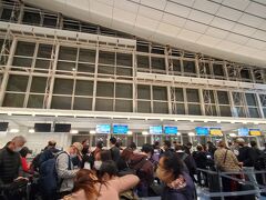 モノレールで羽田空港に２０時到着しグローバルWI-FIを受取

シンガポール航空受付カウンター　
結構　込み合っています
受付スタッフの提案もあり座席を足元の広い非常口２席に変更してもらいましたが　結果　私たちは微妙に不便でした