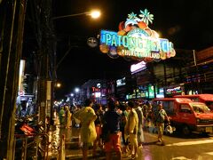 パトンビーチの繁華街であるバングラ通りに入る。