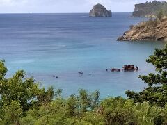 境浦海岸では沈没船が見えます。