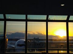 １月２０日（金）、7時10分くらいの新千歳空港。
朝日が昇ってきましたね。
