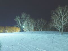 昼間溶けた雪は、夜になり気温が下がるとアイスバーンとなり...