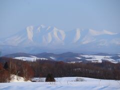 更に右の方へ目を向けると、右から美瑛岳、美瑛富士、石垣山、ベベツ岳、そして左端のオプタテシケ山の秀峰が一際目立ちます。十勝岳は欠けてます。