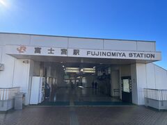 富士宮駅の外観です。富士宮駅からはバスで白糸の滝に向かいます。バスでは30分ほどです。