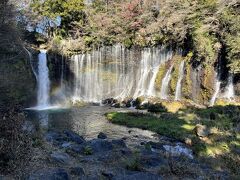 虹がかかっています。滝だけでも綺麗なのに、そこに虹が加わり美しさが増しています。