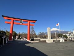 白糸の滝から富士宮駅に戻ってきて、15分ほど歩いて富士山本宮浅間大社に到着です。青空、富士山、鳥居がマッチしてますね。