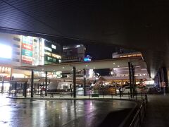 食事を終えて駅を出る。まだ雨は止まず道路が輝いていた仙台駅前。

さて拠点に戻って荷を解こう。これにて仙台空港から仙台港へ行く迷走旅も終わり。次はどんな旅をするのかな？。