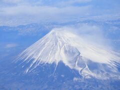 しばらくすると富士山が見えました。
写真を撮りまくっていたら、降機時にCAさんから
「綺麗な写真撮れましたか？」
とお声がけされました。
窓に張り付いていたのを見られていたようです（笑）。
