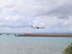 ひっきりなしに着陸する飛行機を眺めながら30分。
寒くてテラス席で待っていられないので店内に移動。
風が強くて結構寒いんです。

更に10分過ぎたところでトラブル発生。
結局タコライスにありつくことはなく返金してもらい退出。

ホテル内でランチしようと戻ったら、水曜日はランチお休みだった。
どうもウミカジテラスとは相性が悪いようで・・・

もうすぐバスの時刻なので宿泊するホテルに行きます。