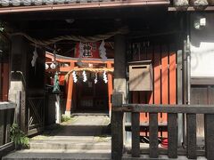 木屋町から河原町通に抜ける小路に岬神社というのがありました。
海でもないのに岬という名前ですが、元々鴨川西岸の岬のように出張ったところに祠が建てられていたからだそうです。それが土佐藩邸内に遷座され、明治になって藩邸が売却されたあと、近隣の町衆によって再建され、現在も産土神として地元の人に大切にされている神社です。