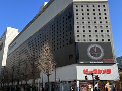 有楽町の昭和ビルといったら、このビックカメラの入っている読売会館ですが、外観はスッキリとリノベされて、これだけ見たら１９５７年竣工のビルとはわからないですね。設計は村野藤吾で、かつてはそごう百貨店が入っていました。