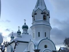 旅館から、法要の広隆寺に行く途中、タクシーの運転手さんから、ハリストス正教会の工事が終わって綺麗になったと聞き、ちょっとだけ立ち寄ってみました。壁の白さが、雪の白さに負けていませんでした。