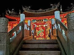 まずは長崎孔子廟へ。
ランタンフェスティバルの会場の一つ。
香港とか台湾のお寺みたい…