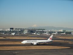 羽田空港の展望デッキから。
富士山がよく見えた。