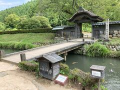 小橋を渡ると朝倉館跡唐門。